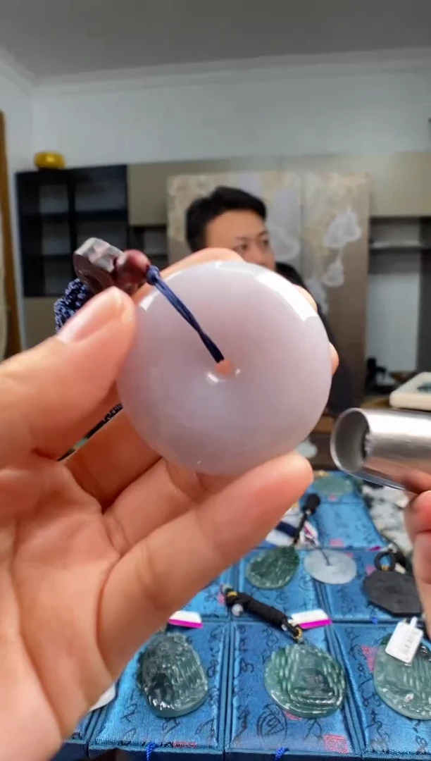 颈饰未镶嵌翡翠   多样性发其一