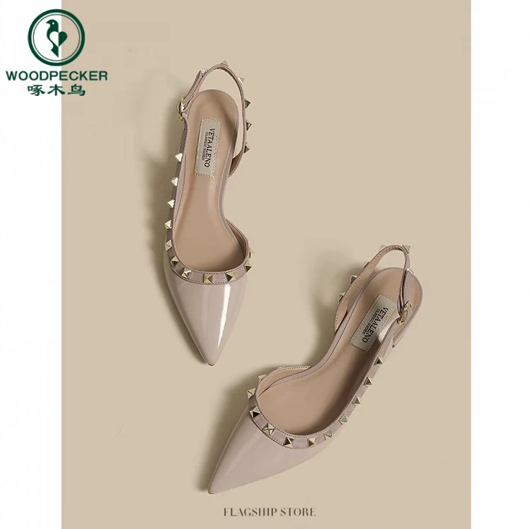 啄木鸟包头凉鞋2025夏季新款铆钉法式漆皮女鞋粗跟浅口尖头单鞋