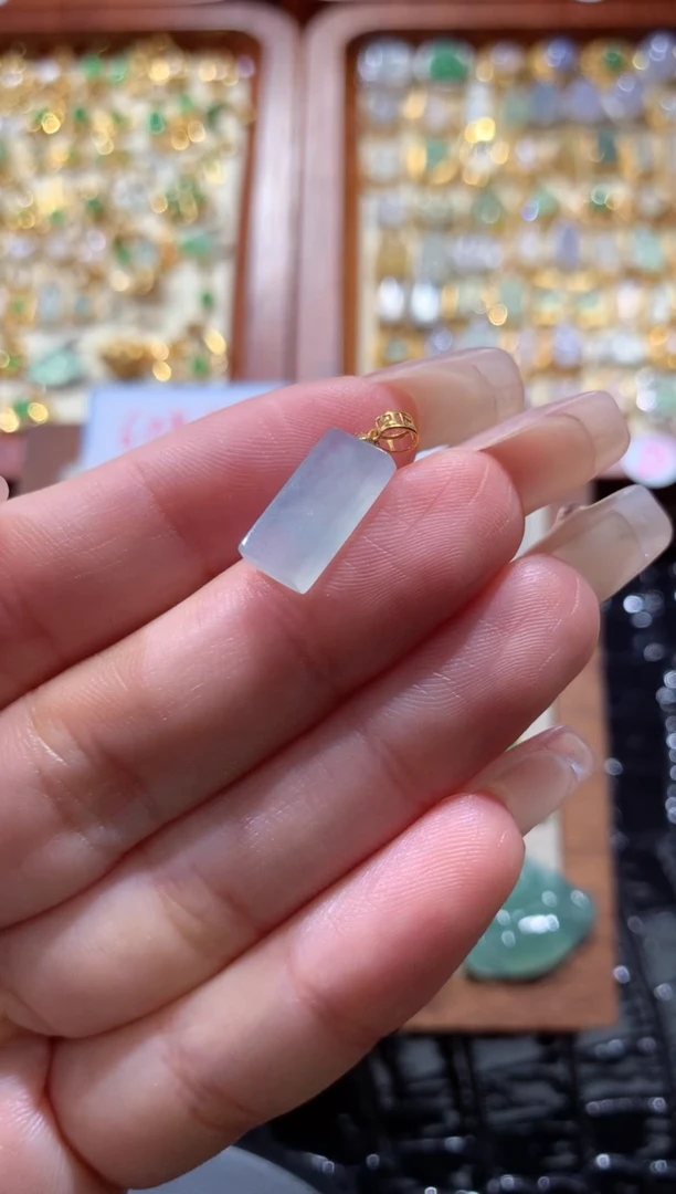 翡翠18K金镶嵌颈饰翡翠