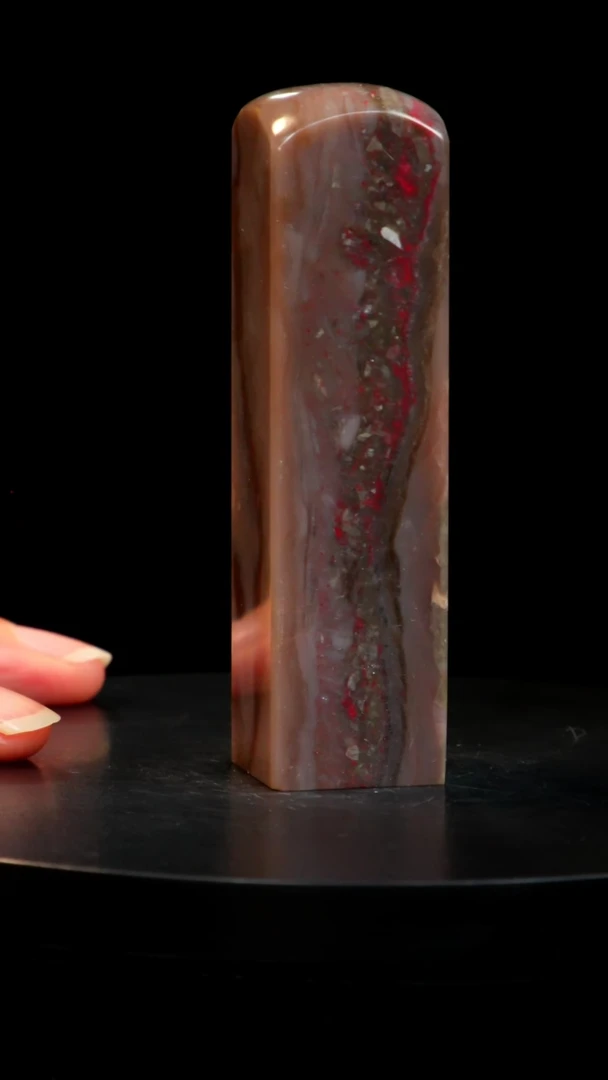 昌化石牛角冻鸡血石