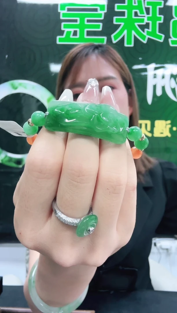 未镶嵌1石英质玉（非洲翠）朵*/6440