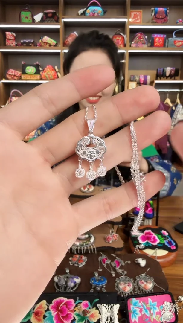 【闪购商品】织绣5蒙阿苏苗绣传承