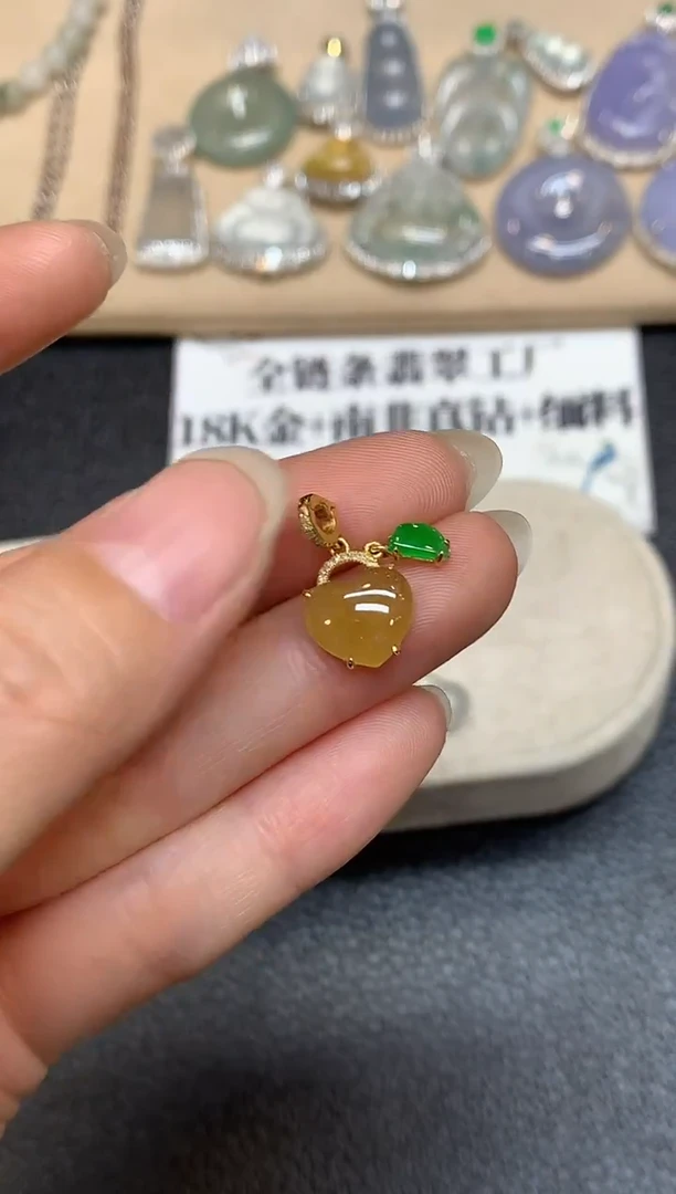颈饰18K金镶嵌翡翠爱心【无服务费