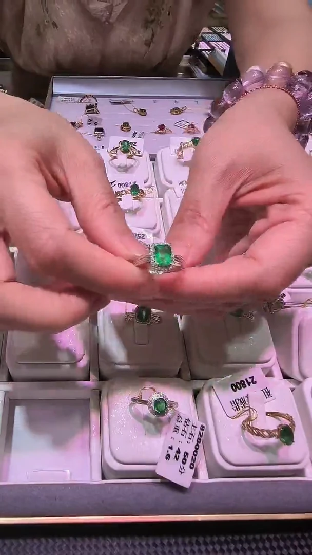 戒指18K金镶嵌祖母绿B31，K白多样性发一