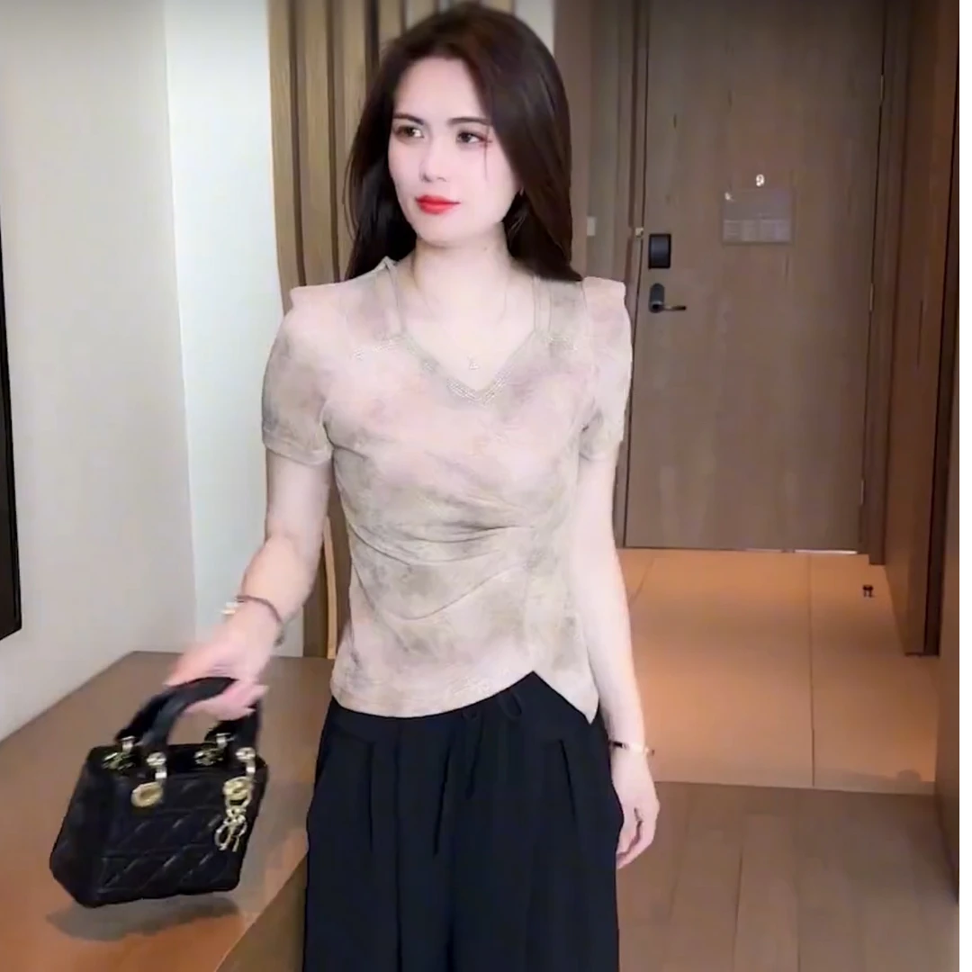 水墨晕染烫钻V领短袖T恤新款别致洋气衣服女不规则夏季新款上衣