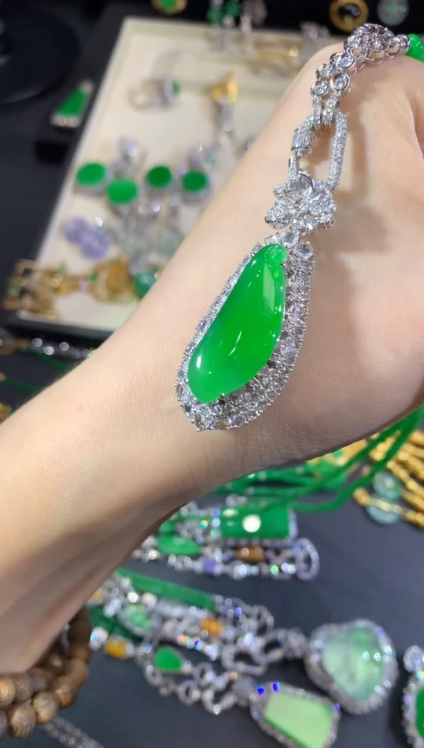 吊坠(不含链)18K金镶嵌翡翠155-瓜瓜（不含链扣