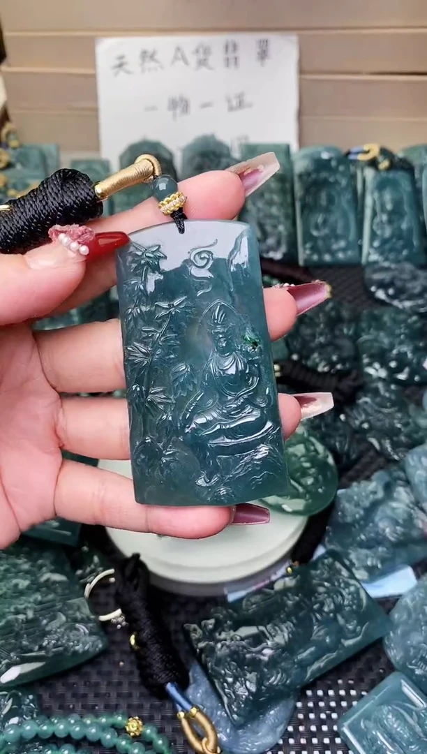 颈饰未镶嵌翡翠