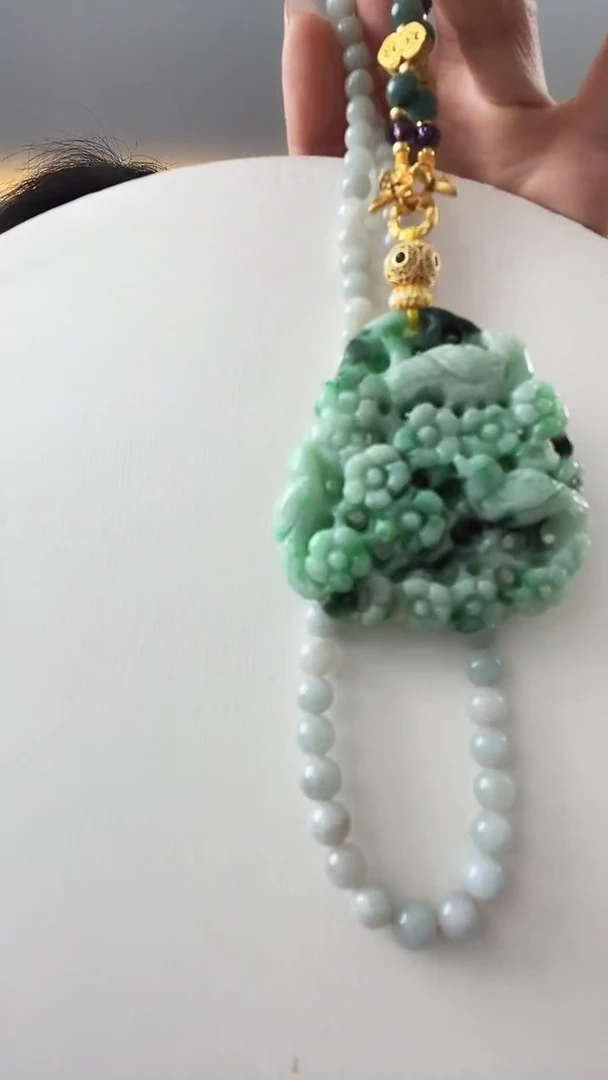 翡翠未镶嵌颈饰喜上眉梢