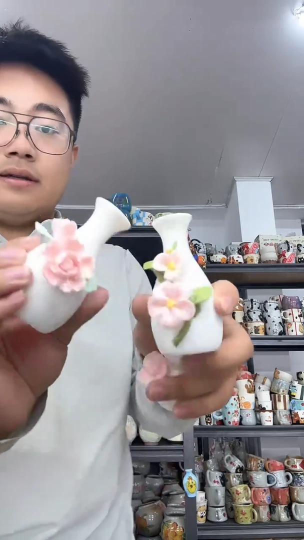 陶瓷两个粉花瓶立体花