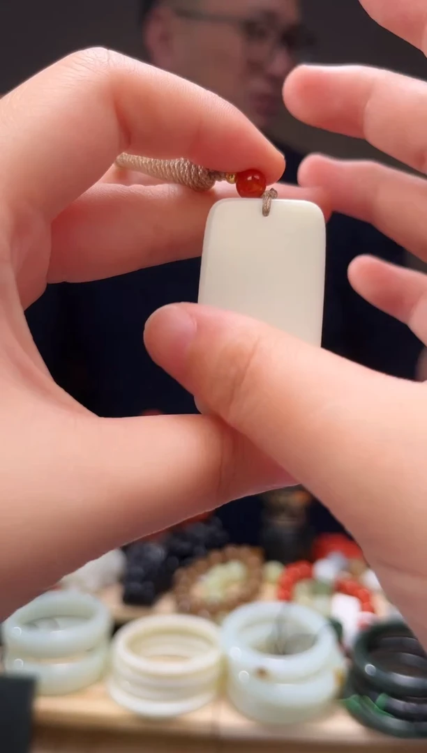 颈饰未镶嵌和田玉吊坠