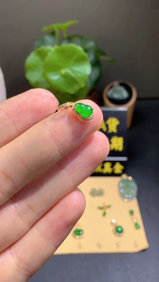 颈饰18K金镶嵌翡翠翡翠A货