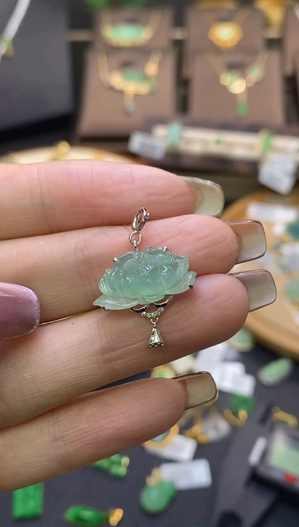 翡翠18K金镶嵌颈饰花花吊坠13626