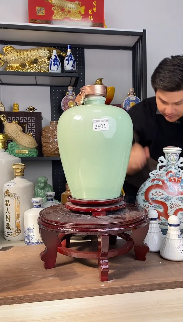 10斤豆青色梅瓶。微瑕介意慎拍