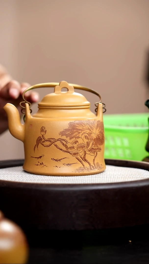 茶壶紫砂黄金段金钟提梁刻荷花