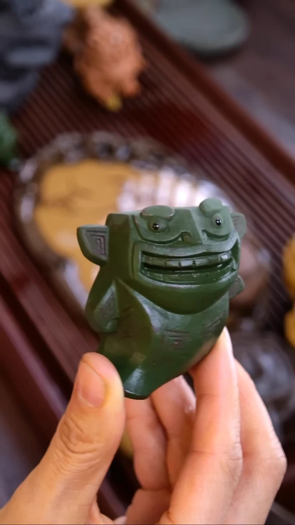 紫砂张小萌《墨绿泥结界兽》（向右款）