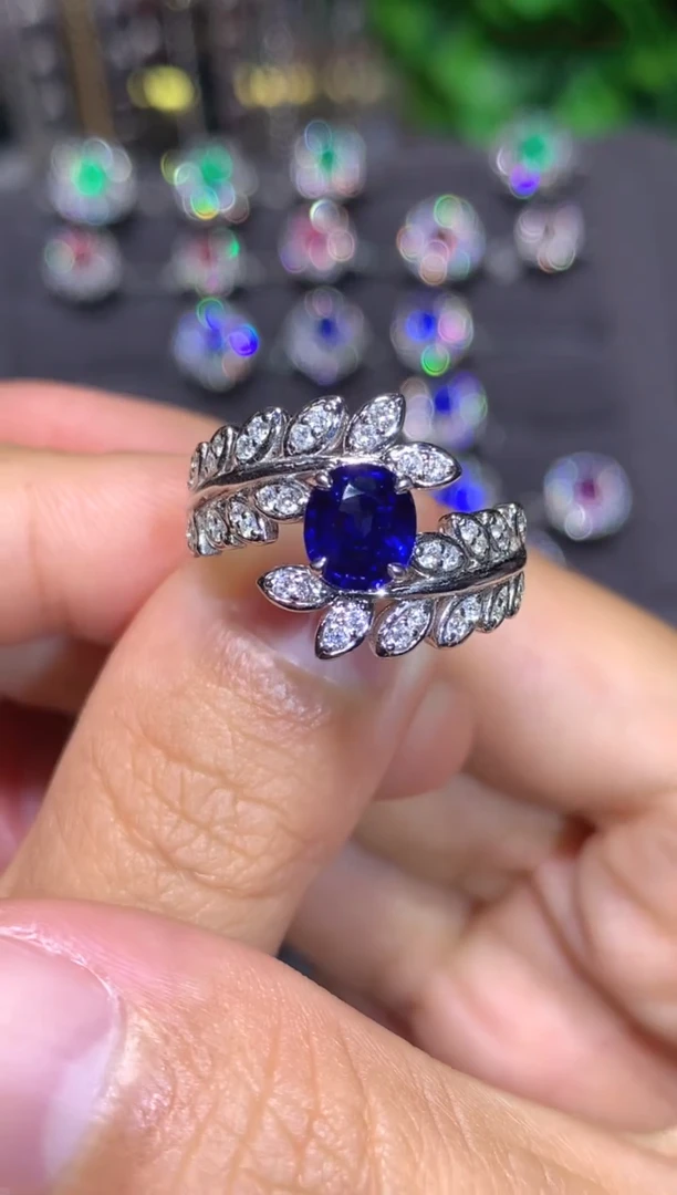 戒指蓝宝石18K金镶嵌1.3CT