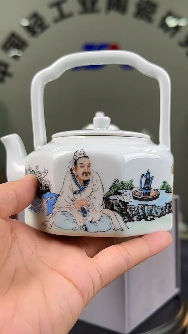 壶粉彩人物提梁壶