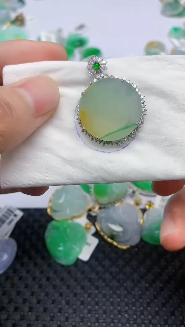 翡翠18K金镶嵌颈饰   天然翡翠A货  百元以上9米证书费自理