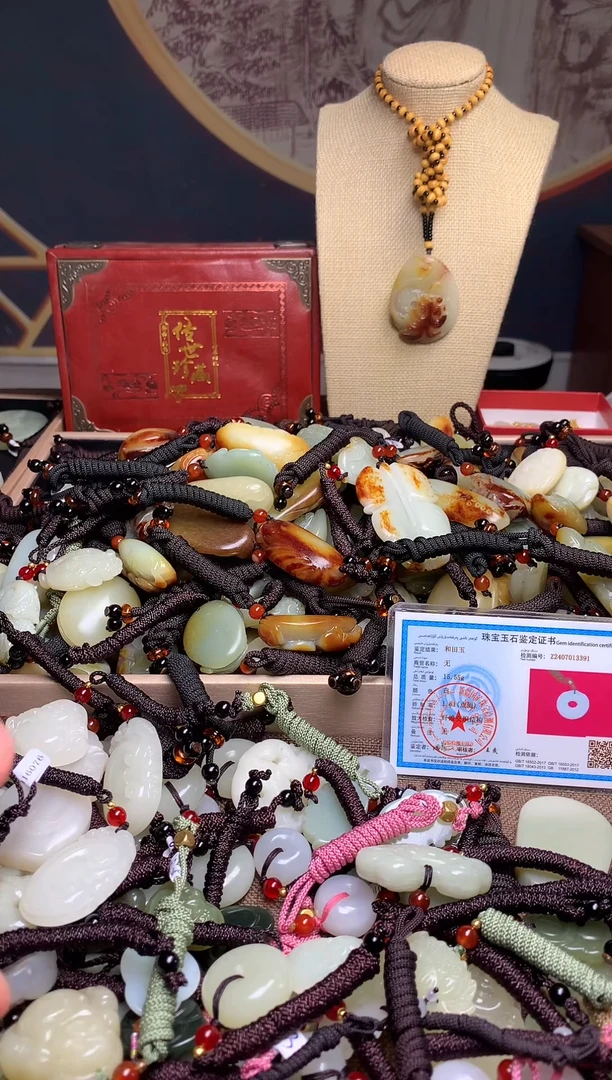 颈饰未镶嵌和田玉.