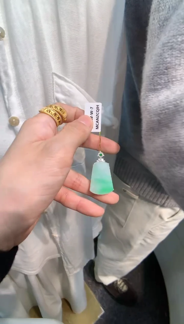 颈饰18K金镶嵌翡翠无事牌