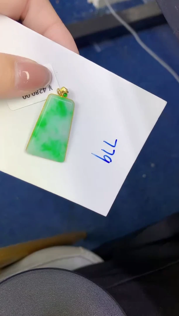 颈饰18K金镶嵌翡翠缅甸天然翡翠A货