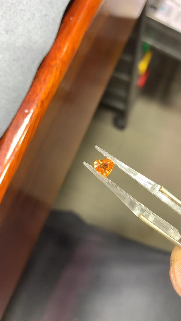 未镶嵌裸石石榴石1.05ct 60
