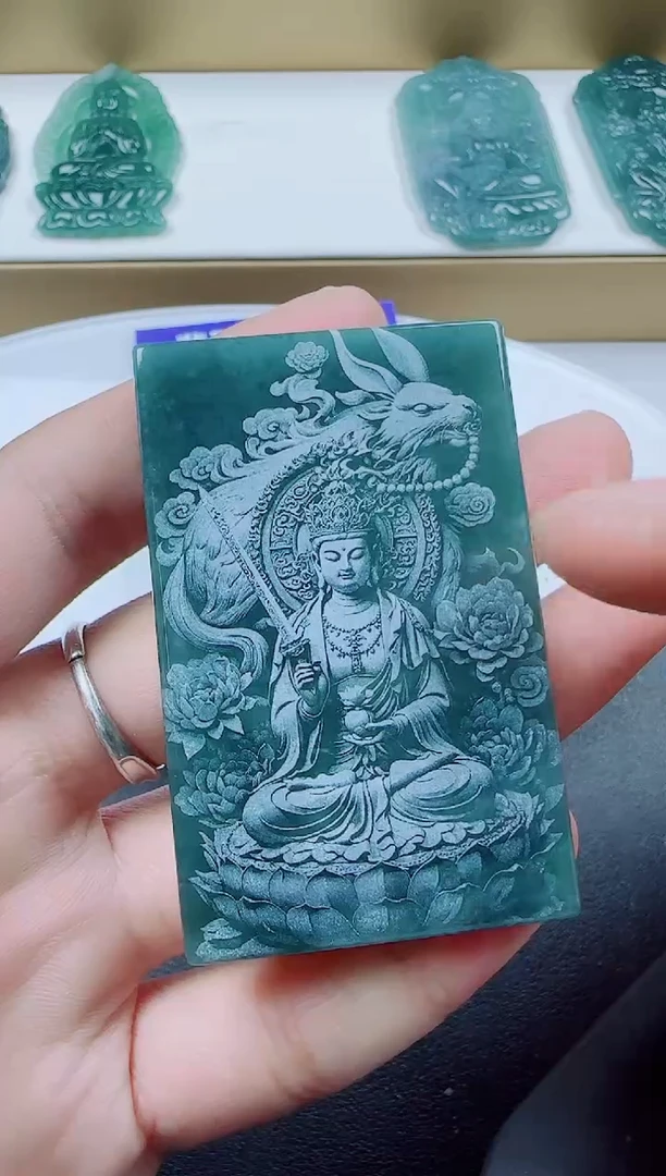 翡翠未镶嵌颈饰兔本命佛