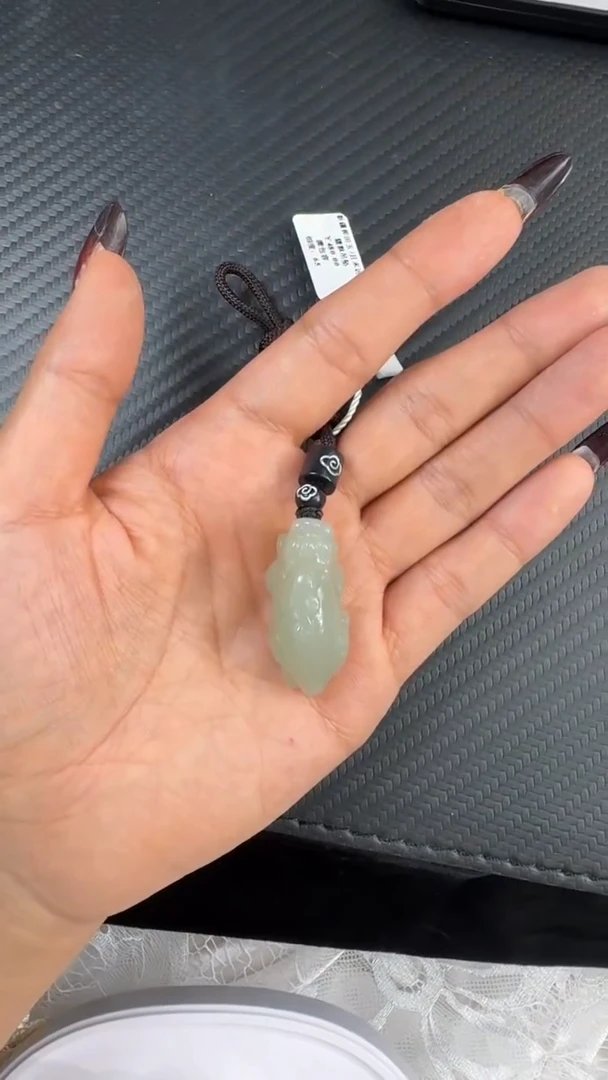 和田玉未镶嵌吊坠(赠链)且末近矿微色差貔貅吊坠