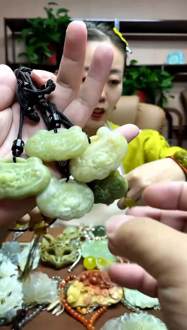 未镶嵌蛇纹石玉颈饰多样性发货发其中之一