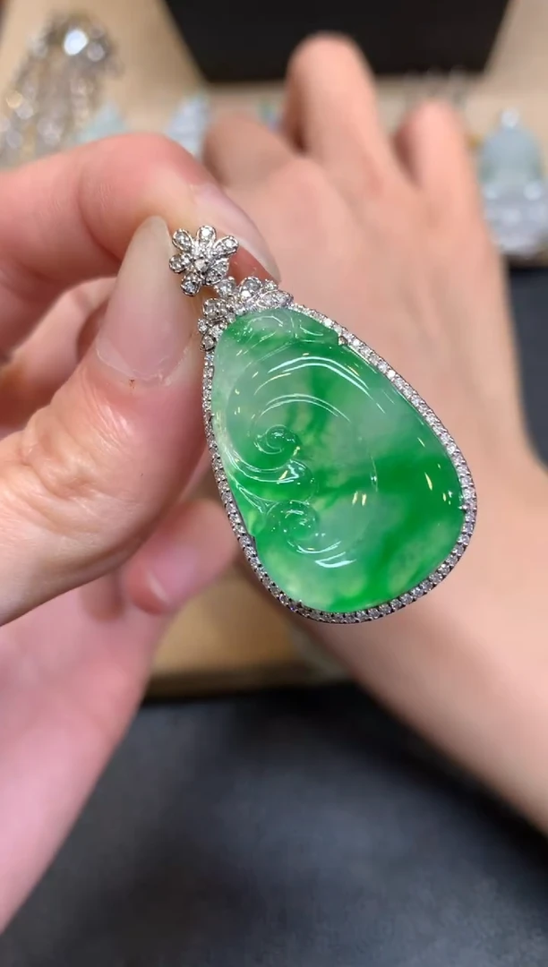 【闪购商品】翡翠颈饰18K金镶嵌如意【无服务费】