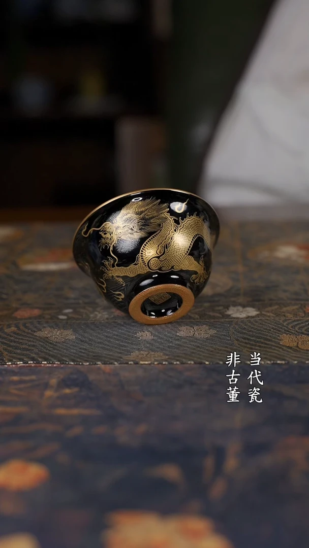 溢珍堂坞金釉龙纹小压手杯