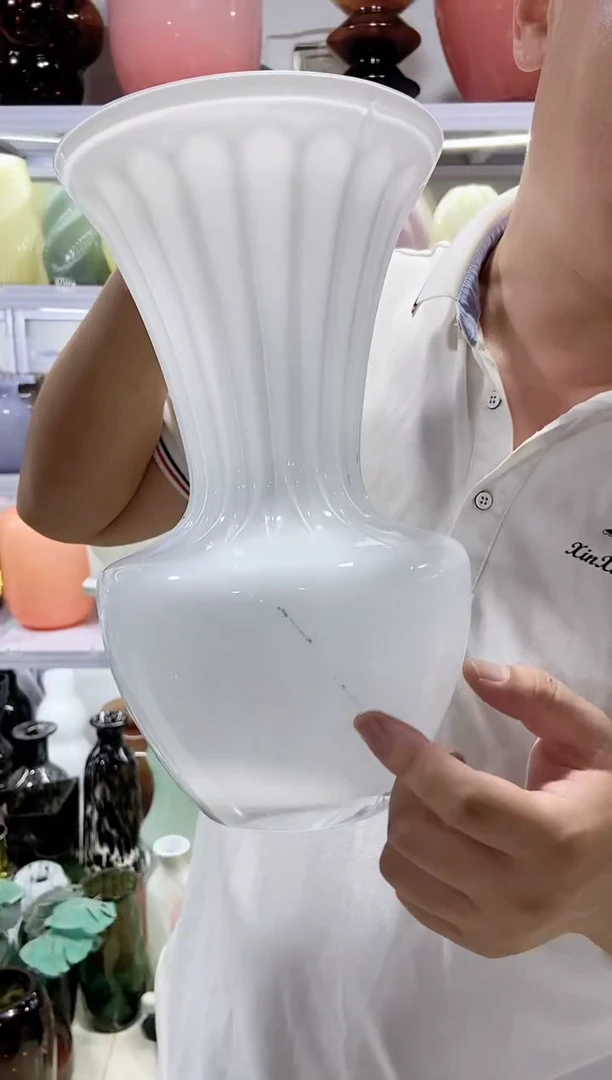 白色敞口花瓶微瑕介意勿拍