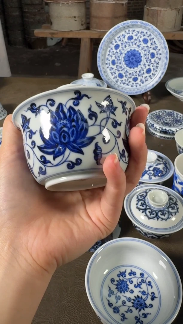 杯子一***、三方器合青花大莲花卧足盖碗
