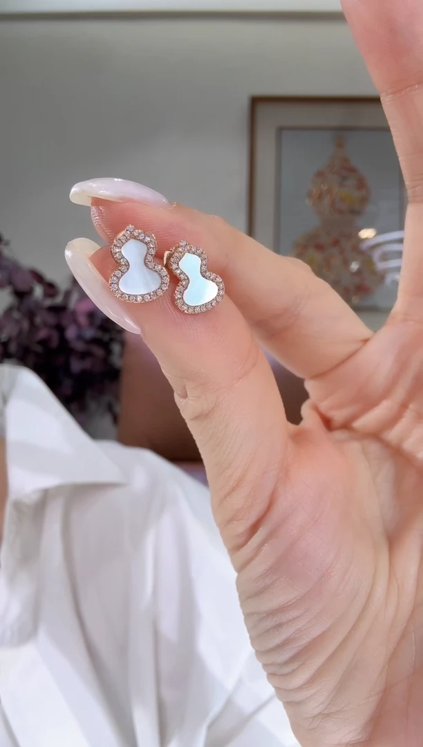 18K金镶嵌耳饰钻石耳饰