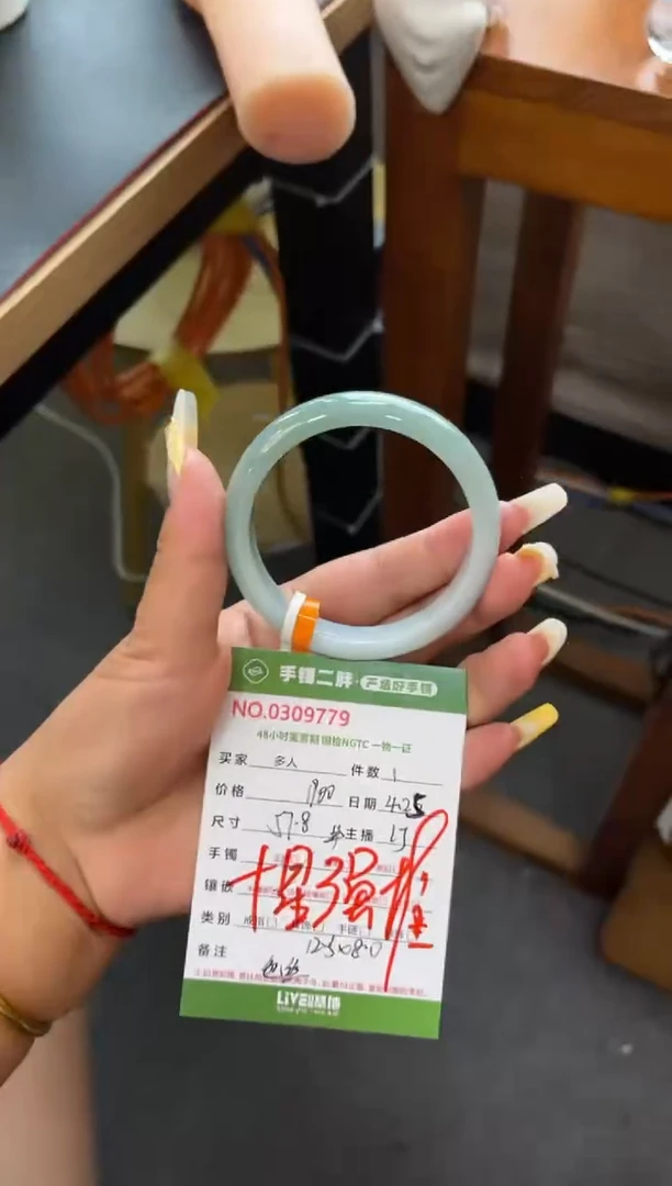 翡翠手镯未镶嵌多人