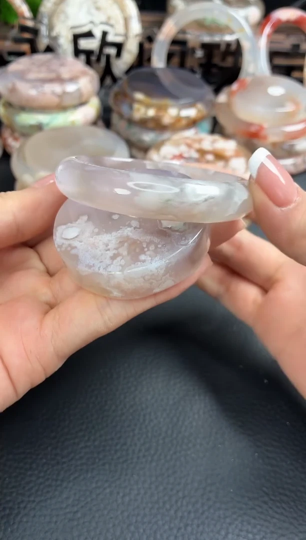 未镶嵌手镯（圆镯）石英质玉52