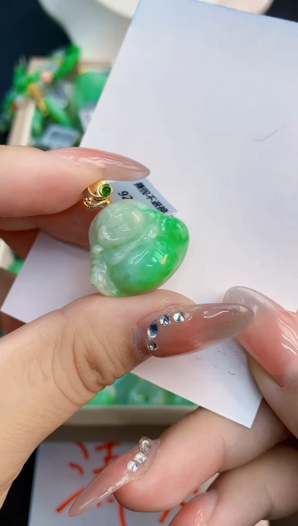 翡翠未镶嵌颈饰1