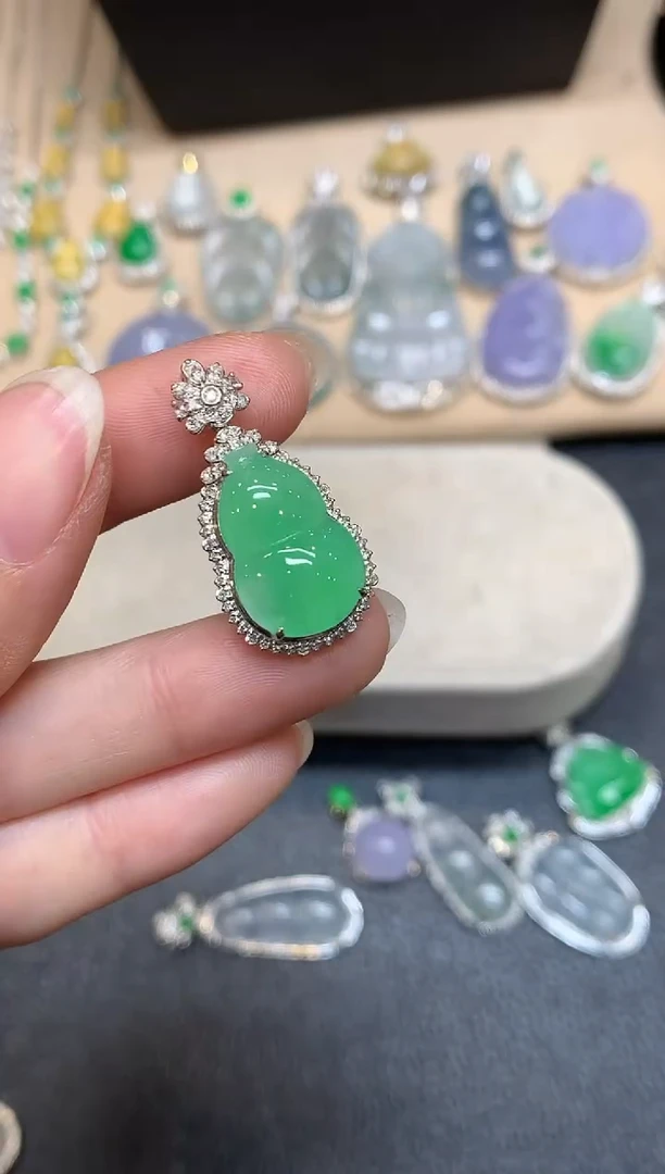 颈饰18K金镶嵌翡翠葫芦【无服务费