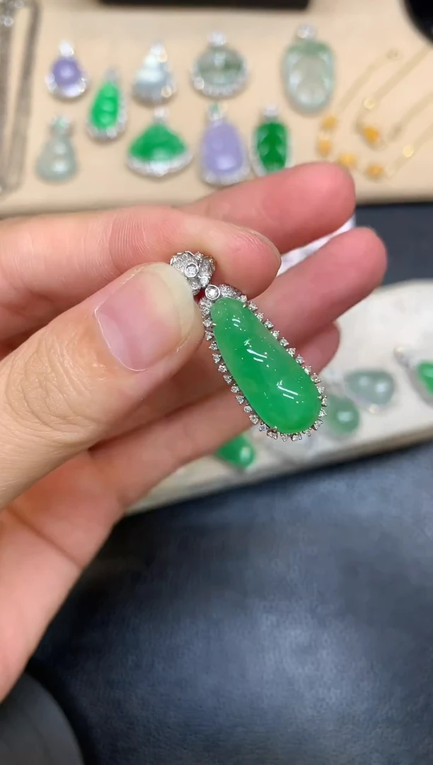 颈饰18K金镶嵌翡翠福豆【无服务费