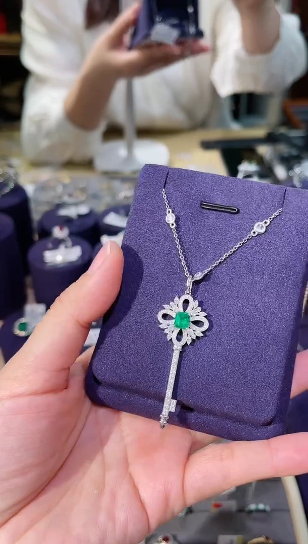 【闪购商品】祖母绿颈饰18K金镶嵌阿富汗祖母绿钥匙