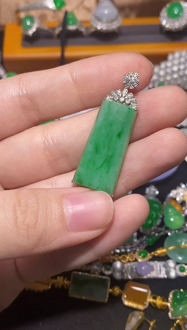 翡翠18K金镶嵌颈饰翡翠