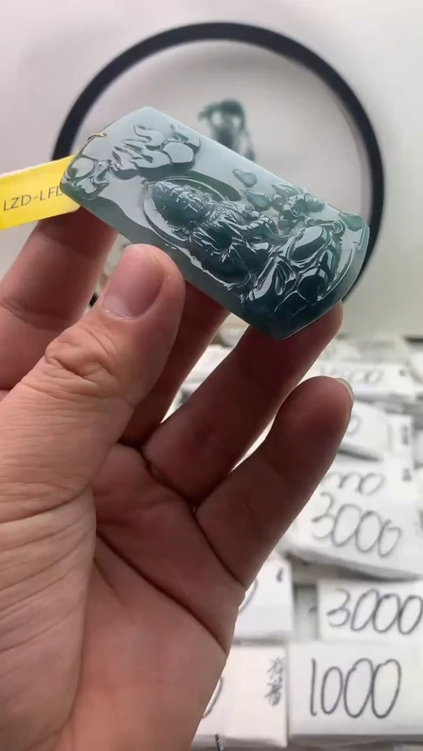 翡翠未镶嵌颈饰观音