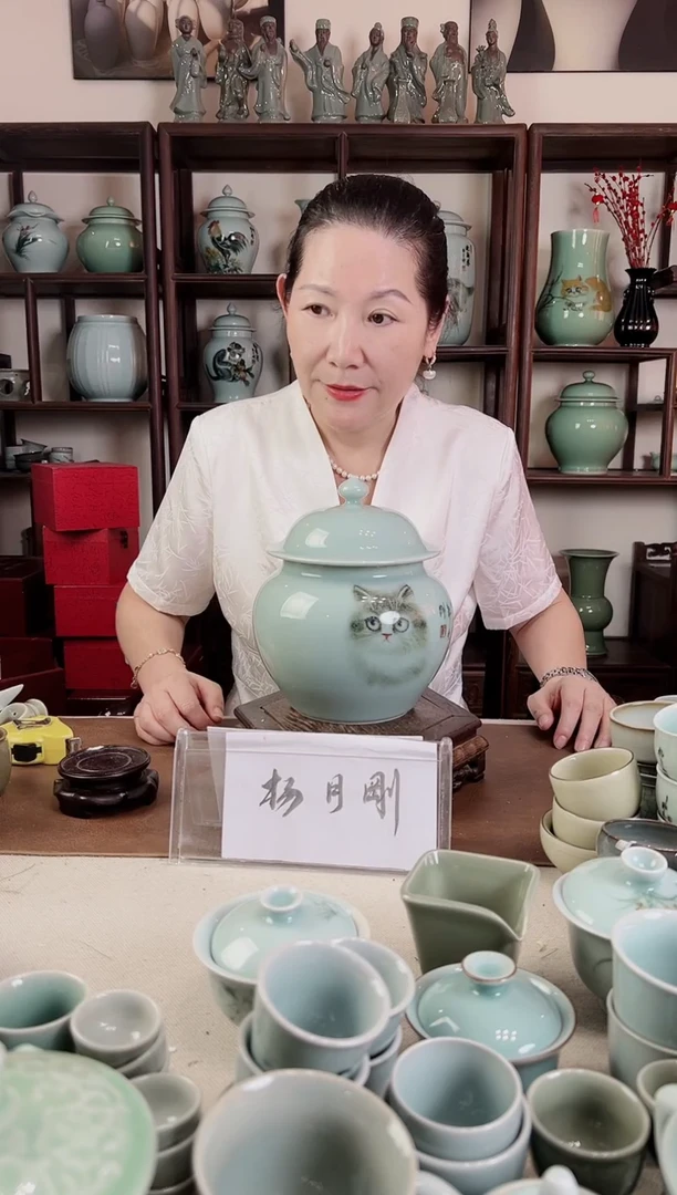 釉中彩 猫画 盖罐B