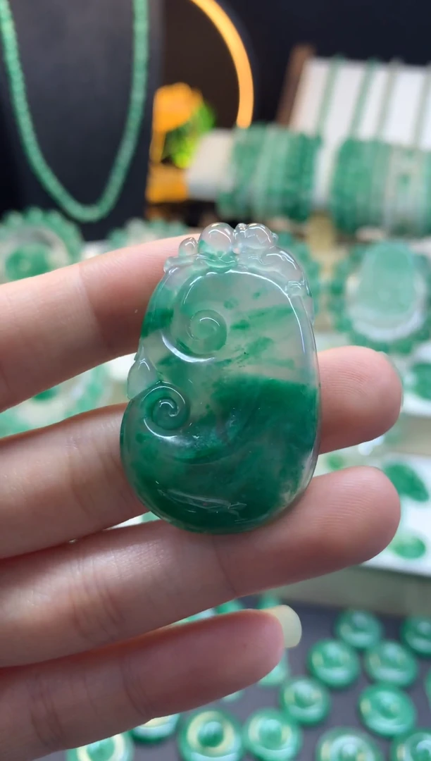 吊坠(不含链)未镶嵌石英质玉（非洲翠）如意