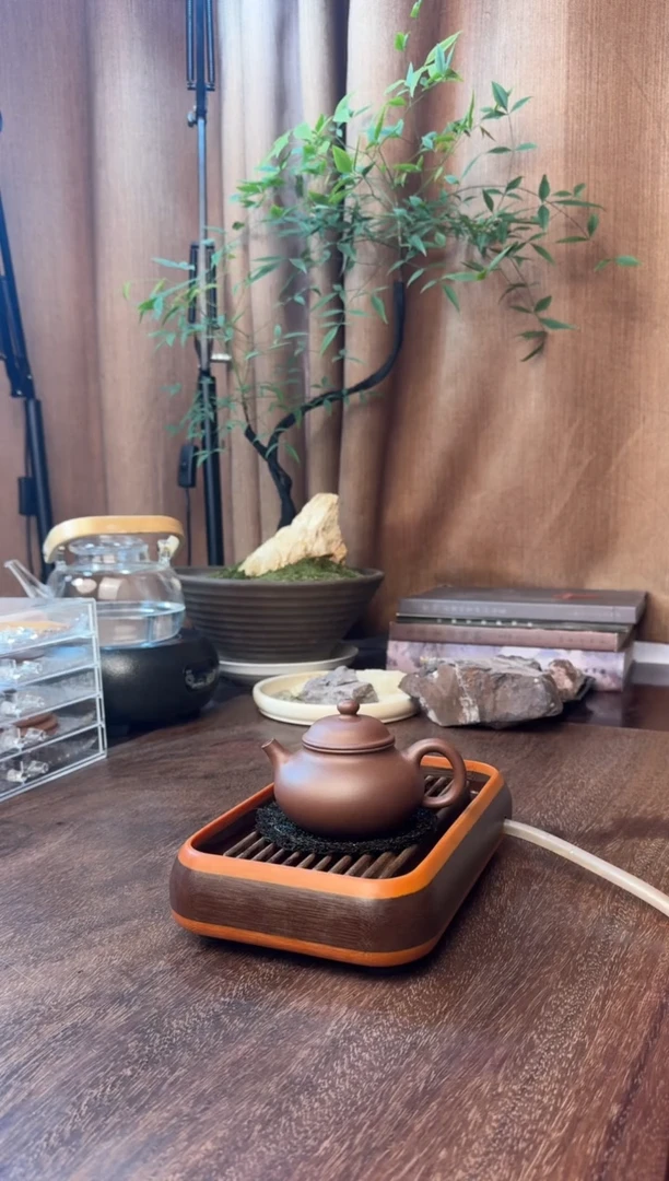 茶壶紫砂容天-半手工制作-平台底槽青-40目-容量：180CC