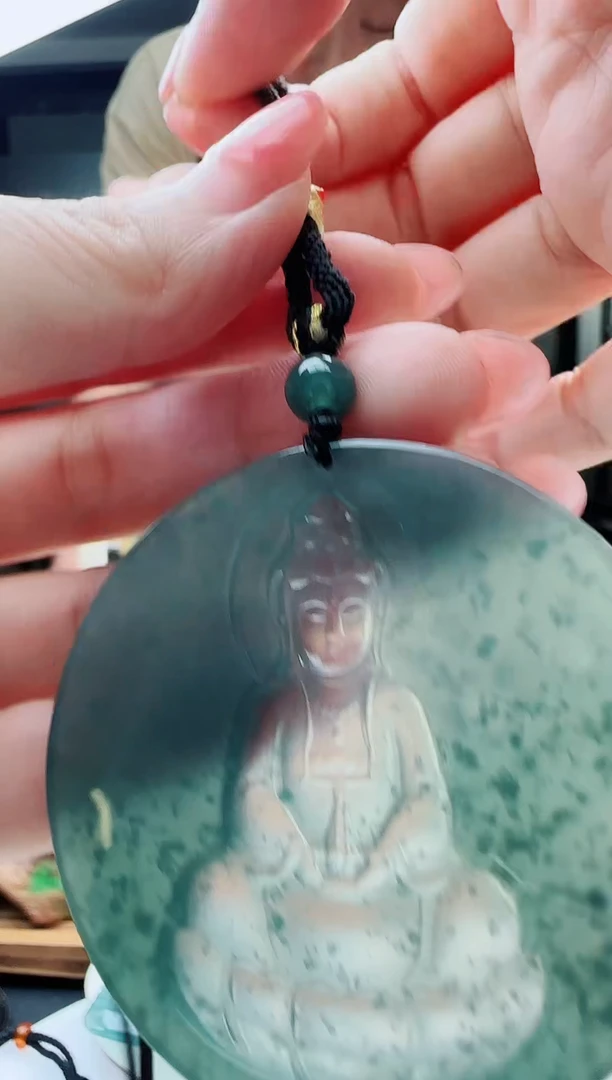 翡翠未镶嵌颈饰多样性发货其中一件