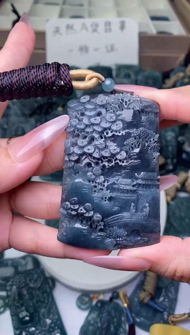 颈饰未镶嵌翡翠