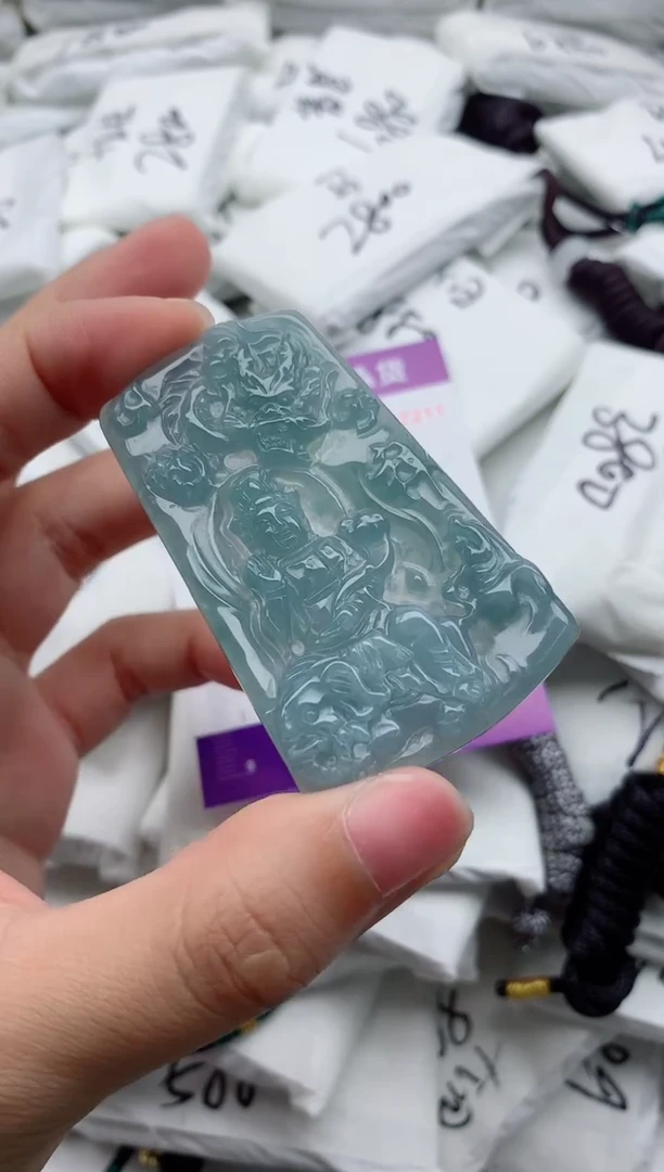 翡翠未镶嵌颈饰·