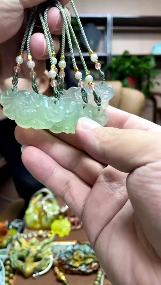 未镶嵌岫玉颈饰多样性发货发其中之一