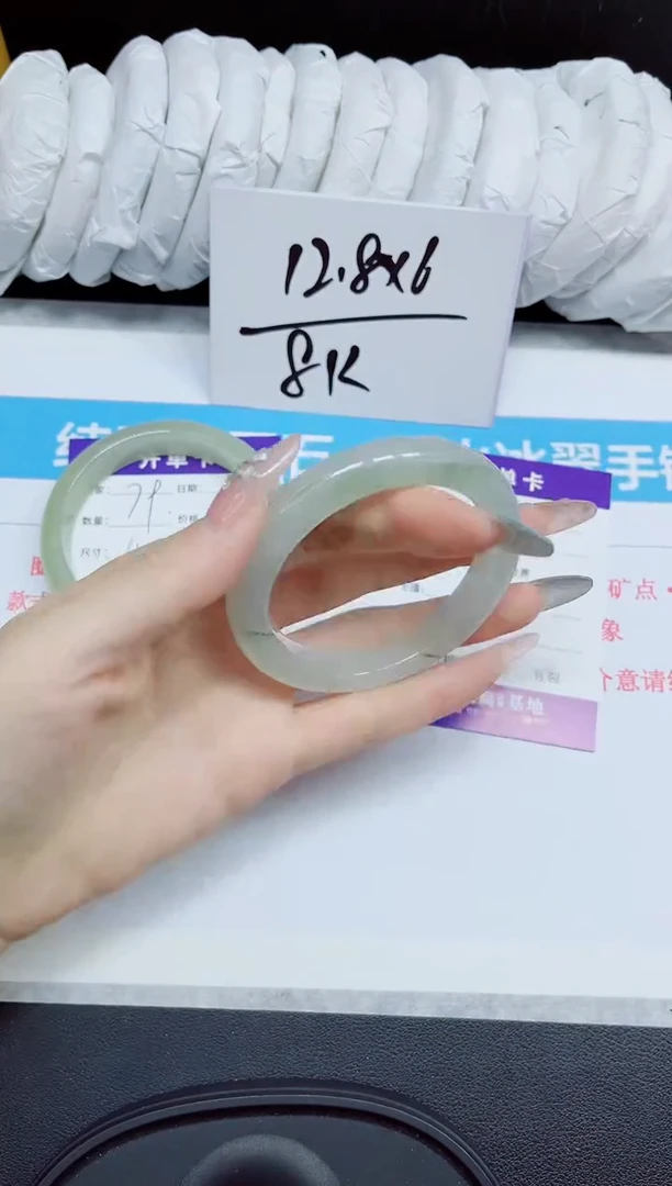 石英质玉手镯未镶嵌80.